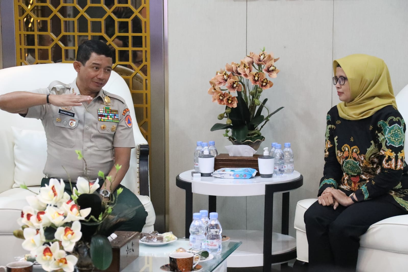 Kepala Badan Nasional Penanggulangan Bencana (BNPB) Letjen TNI Suharyanto saat berdiskusi dengan Bupati Blitar Rini Syarifah di Gedung Graha BNPB, Jakarta, Senin (21/8).